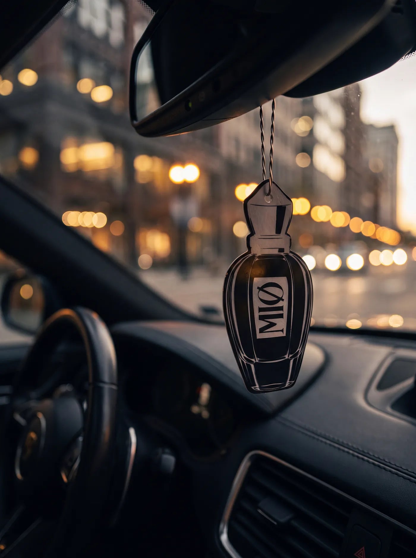 MIØ Anhänger vor dem Bokeh der Straßenlichter